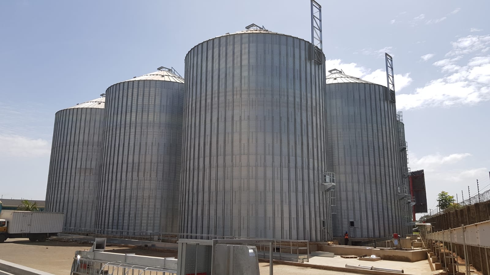 4 silos de base plana en Tika (Kenia)